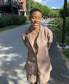 Black Masc Women Aesthetic, Adrogonus Outfits Black Women, Lesbian Masc Outfits Summer, Black Masc Women Outfits, Stud Lesbian Classy Outfits, Black Masc Women, Masc Lesbian Shorts Outfit, Feminine Masculine Style