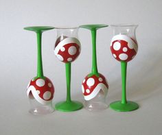 Mario Flowers glass Geeky Kitchen, Wedding Glasses Diy, Diy Geek, Nerd Decor, Geek Diy, Gaming Rooms, Geeky Craft, Music Studios, Nerd Crafts