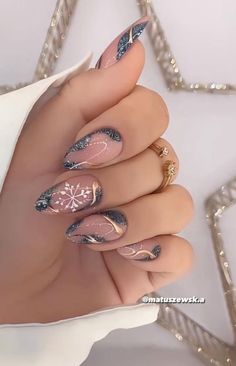 New Years And Christmas Nails, Christmas And New Years Nail Ideas, Nails For New Years Eve, Christmas/new Years Nails, Christmas And New Year Nails, Christmas Nails Gold, Christmas Nails Trendy, Nails December, Christmas Nail Designs Easy