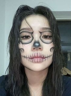 Skeleton Makeup Aesthetic Easy, Halloween Costumes Skull Make Up, Tate Skull Makeup Easy, Halloween Face Makeup Scull, Asian Halloween Characters, Cute Halloween Face Makeup, Skeleton Make Up Look, Skeleton Girl Makeup