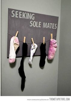 there are socks hanging from the clothes line on the wall and below them is a sign that says seeking sole mates de long dream house