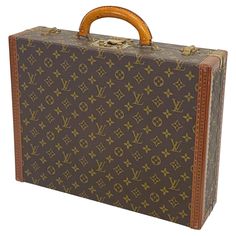 Original Louis Vuitton monogram hard suitcase or valise with original zippered folio. Excellent vintage condition, very lightly used, private origin. Made in France, 1970's. Lv Luggage, Louis Vuitton Suitcase, Hard Suitcase, Vintage Suitcases, Louis Vuitton Vintage, Vintage Louis Vuitton, Famous Artists, Louis Vuitton Speedy Bag, Made In France