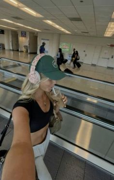 #solotravel #airportfashion #airport #green #holiday #travel #itgirl Asthetic Pics Airport, Airport Fits Aesthetic Summer, Airport Inspo Pics, Plane Photo Ideas, Airport Instagram Pictures, Autumn Mood Tracker, Airport Pics Aesthetic, Picture Airport, Airport Look Summer