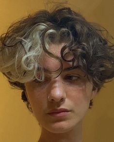 Short Men’s Haircut Fluffy, Poliosis Hair Men, Undercut Bleached Hair, Heart Shape Bangs, Good Hair Colors For Brunettes, Dyed Curly Hair Ideas Men, Really Curly Hair Men, Masc Hair Dye Ideas, Middle Part Dyed Hair Men