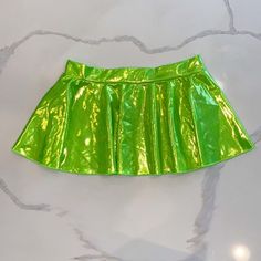 Neon Green Mini Skirt, Neon Mini Skirts, Casual Green Skort For Party, Fitted Green Mini Skort, Trendy Fitted Green Skort, Fitted Green Tennis Skirt With Lining, Green Stretch Mini Tennis Skirt, Green Skirted Skort With Lined Skirt, Green Pleated Party Skort