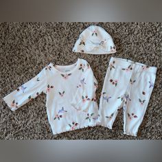 Carter’s 3 Month Girls Outfit. New Without Tags! Great Condition! Cute White Floral Print Sets, Playful White Floral Print Sets, Casual Floral Print Playtime Sets, Casual Floral Print Sets For Playtime, White Floral Print Tops For Playtime, Baby Necessities, Girl Baby, 3 Months, Matching Sets