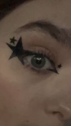 Graphic Brown Eyeliner, Indie Rock Makeup, Eyeliner Ideas Hooded Eyes, Star Eyeliner Tutorial, Cross Eyeliner, Star Eyebrows, Interesting Eyeliner, Fun Graphic Liner