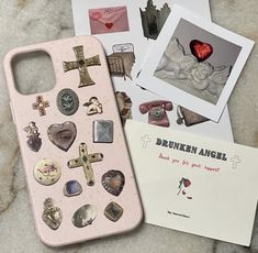 there are many different things on this phone case that you can see in the pictures