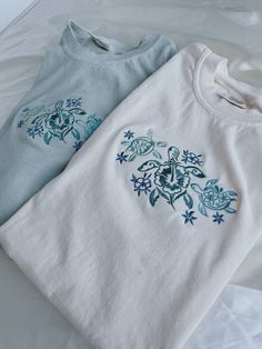 Tropical Turtles Embroidered T-Shirt! -Embroidered on 100% cotton Comfort Colors T-shirt, this design is simple and minimalistic, perfect for every outfit! -Embroidery design measures  -See product pictures for shirt sizing chart. **T-SHIRTS ARE IN UNISEX SIZING AND RUN TRUE TO SIZE. -All t-shirts are handmade on an embroidery machine so there may be slight differences, but we only sell the sweatshirts that meet our high-quality standards. -To maintain the quality of your T-shirt and the embroid Cute Simple Shirt Designs, Beach Shirt Aesthetic, Blue Shirt Embroidery, Embroidery Clothes T Shirts, Summer Wishlist Ideas, Cute Embroidered Shirts, Sweat Shirt Embroidery, Running Embroidery Design, Beach Style Clothes