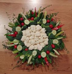 a bunch of veggies arranged in the shape of a circle on a wooden table