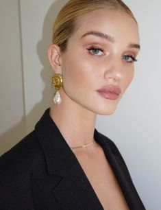 Rose Huntington Whiteley, Rose Huntington, Winter Lip Color, Peach Eyeshadow, Stylish Lady, Natural Lip Colors, Glossy Hair, Makeup Guide, Trendy Makeup