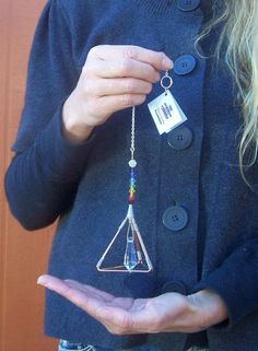 7 Chakras Pyramid Pendulum / Suncatcher Crystal Beads 2 - Etsy Beads Suncatcher, Atrapasueños Diy, Dream Catcher Craft, Sacred Geometric, Sedona Az, Les Chakras, Chakra Jewelry, 7 Chakra, Crystal Suncatchers