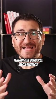 a man with glasses making gestures in front of bookshelves and text that reads tengan que venderes ellos mismos