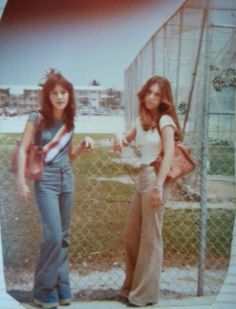 70s Venice Beach, Outfit Inspo Bell Bottoms, 1960s Summer Aesthetic, 1970s Teen Fashion, 60s Southern Aesthetic, 80s Pictures Vintage, 70s Dark Aesthetic, 70s Girl Aesthetic, Iconic 70s Outfits