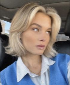 Short Thick Hair Middle Part, Short Blonde Bob Curtain Bangs, Short Blonde Haircuts Curtain Bangs, Middle Part Chin Length Hair, Bob Fine Hair Bangs, Beachy Bob Haircut, Short Blonde Hair Middle Part, Blonde Mid Bob, Super Layered Hair Short