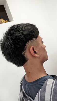 ig: nahuel.bustamante7 Burst Fade Designs, Mid Burst Fade, Hair Designs For Boys, Taper Fade Curly Hair, Faux Hawk Hairstyles, Burst Fade, Mens Hairstyles Medium, Best Barber