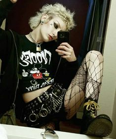 Crust Punk Makeup, Rata Punk, Goth Subculture, Street Punk, Punk Girl, Estilo Punk, Alt Fashion, Alternative Outfits