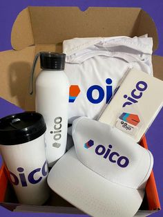 Kit de brindes corporativos para novos funcionários (onboarding) contendo caixa personalizada, copo térmico personalizado, boné personalizado, squeeze/garrafa térmica personalizada, camiseta personalizada, caderno/moleskine personalizado e adesivos personalizados. Feitos pela plataforma da BeUni para a Oico Conference Merch, Promotional Items Marketing, Business Promotional Gifts, Pr Kit, Promo Gifts, Exhibition Stand Design, Press Kit, Gift Kit, Promotional Items