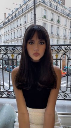 Paola Cossentino Makeup, Long Hair Short Bangs, Makeup Tutorial Products, Parisian Makeup Look, French Style Makeup, Chanel Makeup Looks, Cleopatra Hair, French Hairstyles, Parisian Makeup