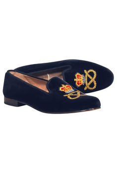 Look holiday-ready without sacrificing your comfort with Stubbs & Wootton's loafers! Featuring a luxe navy velvet material and stylish gold crown embroidery, you'll be stepping out in style no matter the occasion. Team it up with a cozy knit turtleneck for the perfect casual look! Size 11 Made in Spain Velvet upper Leather lining and sole Embroidered toe detail Slip on Toe to heel 11.25" Embroidered Flat Loafers For Formal Occasions, Formal Embroidered Round Toe Loafers, Embroidered Formal Closed Toe Loafers, Formal Embroidered Closed Toe Loafers, Crown Embroidery, Velvet Loafers, Velvet Shoes, Navy Velvet, Buy Shoes Online