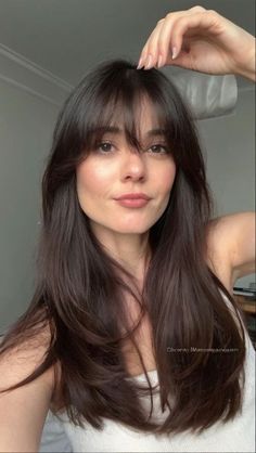 Dark Brown Bangs Hair, Bangs Hairstyles Brown Hair, Dark Brown Hair Cool Skin Tone, Italian Summer Hair, Full Bangs Haircut, Caramel Highlights With Bangs, Long Hair With Front Bangs, Hair Color Dark Brown With Highlights, Casual Wedding Guest Hair