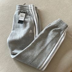 New With Tag Sweatpants Colors, Sweats Aesthetic, Adidas Sweatpants Outfit, Adidas Clothes, Adidas Sweat Pants, Cute Sweats, Cute Sweatpants, Adidas Bottoms, Gray Sweatpants