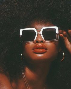 COCO AND BREEZY on Instagram: “✨New press✨— @wwd featured our [AMAZONIAN] style sunglasses in their Spring 2019 Eyewear Trend: “Hot Stuff” editorial. 🔸70’s retro vibe🔸—…” V Model, 얼굴 드로잉, Eyewear Trends, Foto Poses, Wearing Glasses, Afro Art, Brown Aesthetic