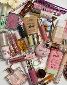 Makeup Aesthetic Rare Beauty, Two Faced Makeup Aesthetic, Pink Makeup Aesthetic Products, Makeup And Skincare Aesthetic, Makeup Items Aesthetic, Mini Makeup Products, Productos Aesthetic, Pink Makeup Products, Makeup Collection Aesthetic