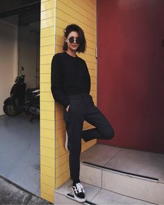 NEW #BLOGGERS STYLE #howtochic #outfit #fashionblogger #ootd Outfit Nero, Tomboy Stil, Minimalist Moda, Chique Outfit, Shirt Refashion, Tomboy Outfits, Skateboarder, Black Sweatpants, Looks Black