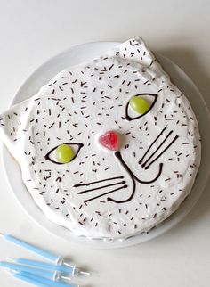 a cake decorated to look like a cat