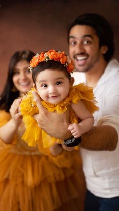 1st Birthday Photoshoot Indian, Baby Shoot 6 Months, Annprashan Baby Photo Shoot, Rice Ceremony Photoshoot, Baby Photoshoot Ideas With Parents