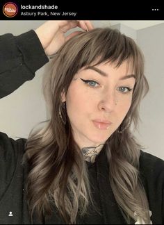 Dark Grunge Hair, Short Dark Blonde Hair With Bangs, Edgy Natural Hair Color, Alt Colored Hair, Brown With Blonde Bangs, Soft Alt Hair, Edgy Balayage, Edgy Blonde Hair Grunge, Alt Hair Bangs