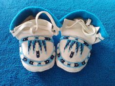 Tiny cute Toddler moccasins made by Mary Spottedbear Beaded Baby Moccasins, Baby Moccasin Pattern, Baby Mocs, Moccasin Pattern, Toddler Moccasins, Beaded Moccasins