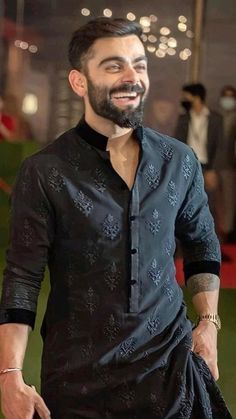 Virat With Fashionable Kurta🍃 Black Kurta White Pajama Men, Eid Special Kurta For Men, Eid Kurta, Kurta Black, India Fashion Men, Latest Kurta Designs