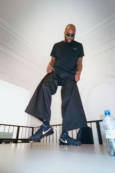 Génie pour les uns, imposteur pour les autres, il y'a une chose que l'on ne peut pas enlever à Virgil Abloh, c'est qu'il a fait découvrir le streetwear au plus grand nombre en l'introduisant dans le luxe,un tour de force que personne n'aurait pu imaginer quelques années en arrière #menstyle #menswear #streetwear Off White Designer, Editorial Magazine, Nike Models, Bargain Shopping, Instagram Beauty