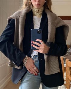 Navy Blazer With Jeans, Instagram Mirror Selfie, Amalie Moosgaard, Outfit For Work, Jeans Outfit Fall, Perfect Fall Outfit, Outfit Jeans, Stockholm Fashion, Blazer With Jeans