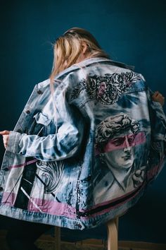 Custom Denim Jacket Painted Denim Jeans, Customized Jeans, Jacket Customized, Diy Denim Jacket, Painted Clothes Diy, Custom Denim Jacket, Hand Painted Denim Jacket, Denim Art, Painted Denim Jacket