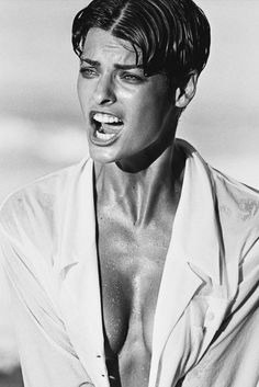 Supermodel Linda Evangelista in the 1989 issue of Italian Vogue, a classic of the 1990s. Photographed by Peter Lindbergh. Tatjana Patitz, Isabella Rossellini, Lara Stone, Stephanie Seymour, Helena Christensen, Peter Lindbergh, Steven Meisel, Linda Evangelista