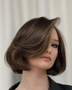 Old money bob haircuts on gorgeous brunette hair. Discover the allure of old money bob haircuts with our ultimate guide! From iconic looks to styling tips, we've got you covered. Get ready to turn heads and embrace timeless elegance. From sleek and chic to playful and daring, the old money bob haircut will make you feel like a million bucks! Lob Haircuts, Hair Contouring, Wavy Bob Haircuts, Corte Bob, Stunning Hairstyles