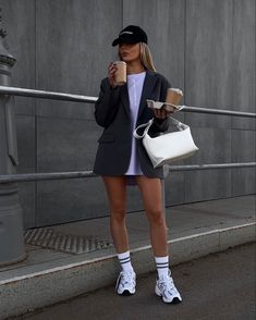 Woman’s Sneaker Outfits, Cool Fall Outfits Edgy, Sporty Chic Style Summer, Kolarki Outfit, Mini Skirt With Oversized Shirt, Europe May Outfits, Winter Wedding Shower Outfit, Casual Chic Outfit Ideas, Summer Sneakers Outfit