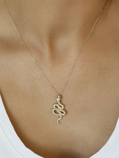 Die handgefertigte Schlange elegante Halskette ist aus 14K solidem Gold. Man nennt sie Schichtkette oder Schlangenkette. Es ist ein perfektes Geschenk für besondere Anlässe wie Valentinstag, Jahrestag und Geburtstag. Produktdetails ✪ Handgefertigt/Handgefertigter edler Schmuck ✪ Goldgewicht: ca. 3,35gr ✪ Metall: 14K Gold ✪ Goldfarbe: Weißgold, Roségold, Gelbgold ♡ Bei Fragen oder Sonderanfertigungen bitte per Nachricht kontaktieren. Wir freuen uns, von unseren Kunden zu hören und antworten immer Gold Snake Jewelry, Gold Dainty Necklace, Gold Man, Snake Pendant, Gift For Best Friend, Snake Jewelry, Necklace Layering, Dainty Gold Necklace, Gold Snake