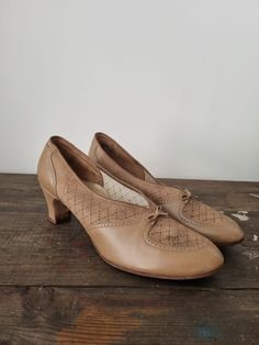 Description:  Vintage Brown Taupe Punched Heel Antique Shoe. Gold Cross Shoe. Styled by the United States Shoe Corporation. Reads: 95AAA 38/Z. Produced between 1942-1948. Measurements:Length: 27cm, Width at Widest Point: 8cm, Heel: 2.5 inches, UK Size: 8 Cross Shoes, Gold Heels, Shoes Uk, Gold Cross, Vintage Brown, Antique Gold, Bathing Beauties, United States, Electronic Accessories