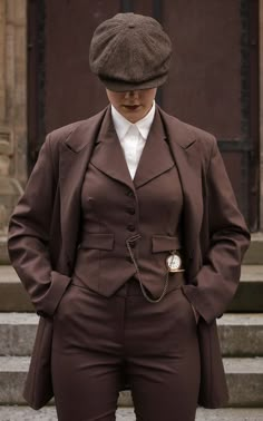 40s Mode, Woman In Suit, Chique Outfit, Dark Academy, Dark Academia Fashion, Academia Fashion, Old Fashion Dresses, Woman Suit Fashion, Mode Inspo