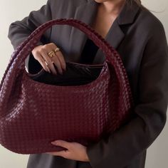 Burgundy Bottega Bag, Fall Bags Aesthetic, Bottega Shoulder Bag, Woven Bag Aesthetic, Outfits With Purses Handbags, Red Bottega Bag, Red Hobo Bag Outfit, Red Purses And Handbags, Bottega Hobo Bag Outfit