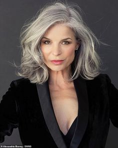 Kathi Odom, Grey Hair Model, Kadeřnické Trendy, Grey Hair Styles For Women, Long Gray Hair