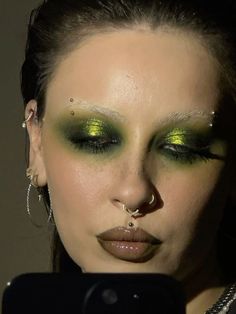 Green Chrome Eyeshadow, Brat Girl Summer Makeup, Green Christmas Eye Makeup, Earth Witch Makeup, Green Red Makeup, Matrix Makeup Look, Green Fantasy Makeup, Brat Makeup Look, Like Green Makeup