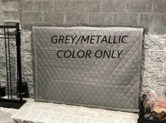 there is a sign that says grey / metallic color only