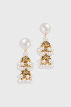 The vintage-inspired shades and rhinestone setting are the highlights of this pair of earrings, which will complement any vintage outfit for vintage inspiration. Features: Delicate imitation pearls High quality metal Retro hollow cutout craft Baroque style Elegant Jeweled Pearl Earrings For Festive Occasions, Evening Metal Clip-on Chandelier Earrings, Clip-on Metal Chandelier Earrings For Evening, Pearl Jeweled Earrings For Party, Festive Pearl Drop Earrings In Metal, Elegant Metal Bridal Earrings For Festive Occasions, Elegant Brass Chandelier Earrings For Formal Occasions, Elegant Metal Earrings For Festive Occasions, Elegant Brass Bridal Earrings For Formal Occasions