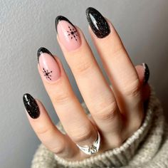 34 Black Winter Nails: Trendy Ideas for Chic Winter Nail Designs with Snowflakes and Gold Accents Black Holiday Nails, Black Winter Nails, Oval Shaped Nails, New Years Eve Nails, Matte Black Nails, Holiday Nail Designs, Snowflake Nails, Winter Nail Designs