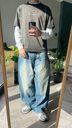 Embrace the relaxed vibe of a baggy jeans outfit. Perfect for laid-back days, they're the cornerstone of effortless street style. Streetwear Men Outfits Street Fashion, Guy Aesthetic Outfits, Baggy Outfit Ideas, Oversize Outfit, Skate Jeans, Streetwear Inspo